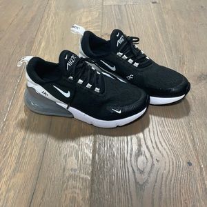 **like new**Women’s Nike Air Max 270